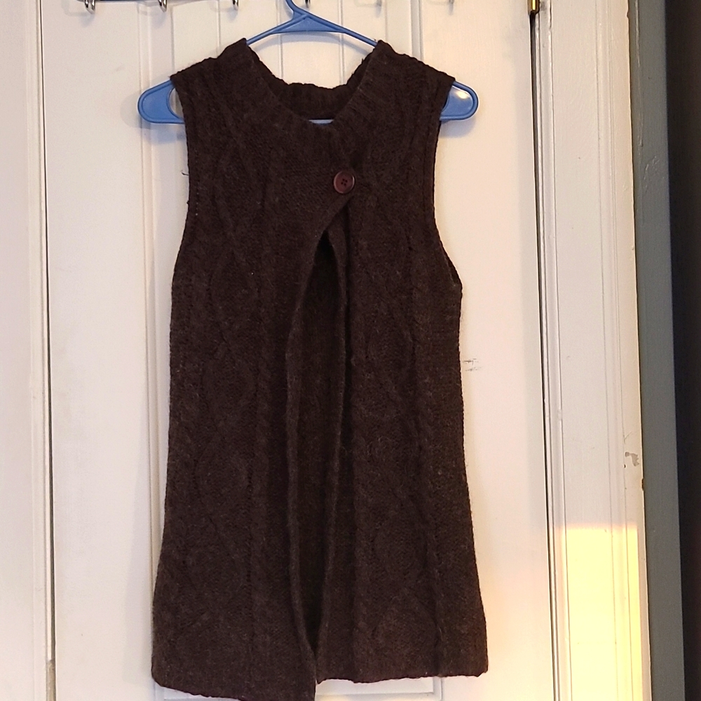 Sweater vest with wooden button top